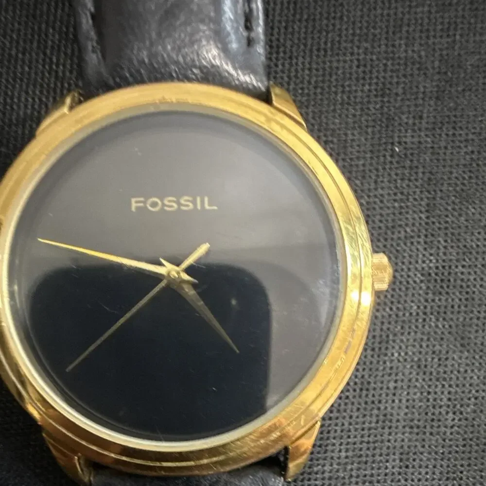 VINTAGE 90s FOSSIL ES-8627 WRISTWATCH NEW BATTERY & NEW BAND! 35mm Dial (B25)